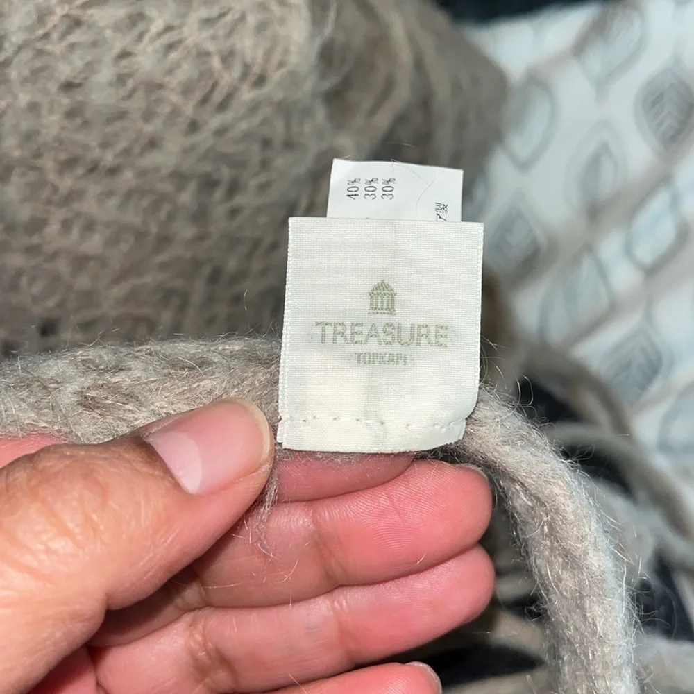 Treasure Topkapi beige scarf with fringe Mohair blend.  Excellent condition.